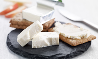 Appealing white cheese with low protein