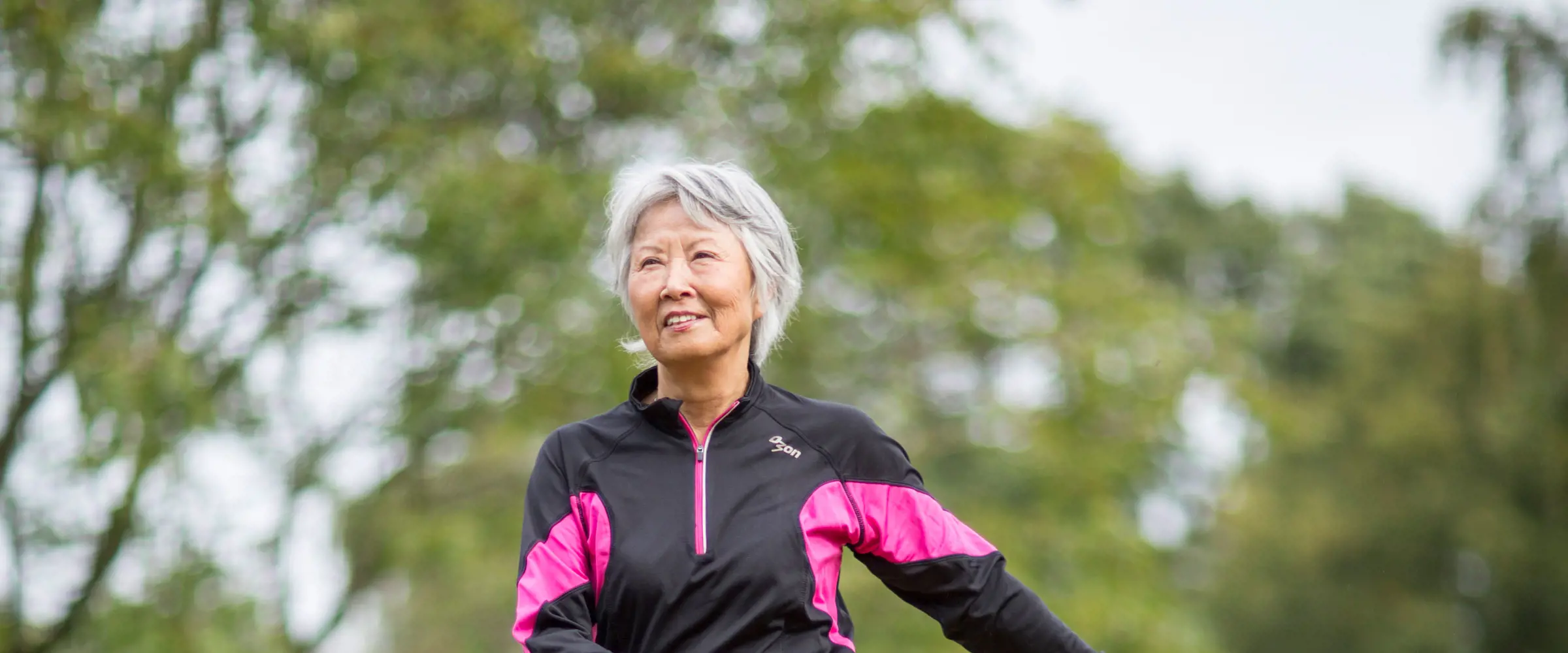 Mulher de meia-idade treinando para recuperar massa muscular